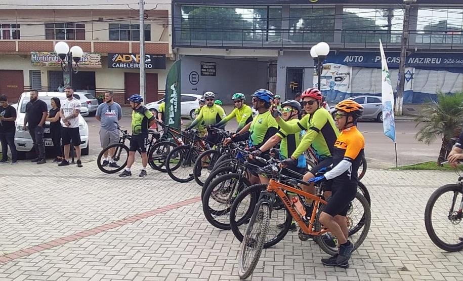 foto dos ciclistas na ciclorrota caetê no município de Rio Branco do Sul