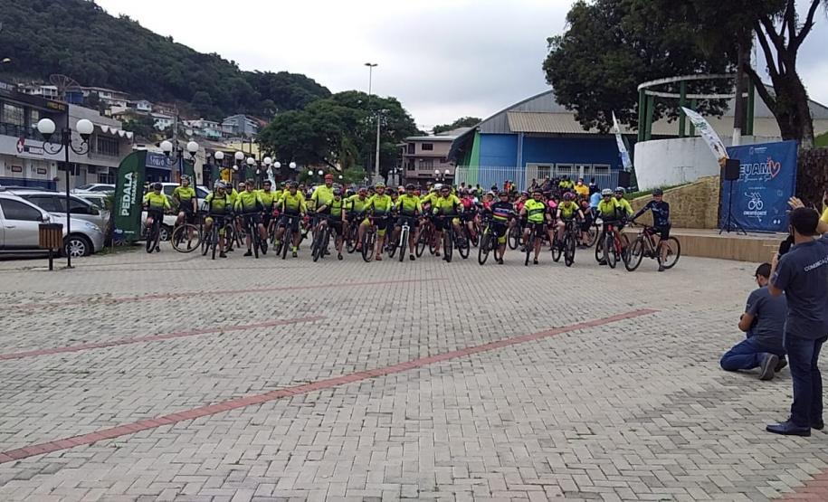 foto dos ciclistas na ciclorrota caetê no município de Rio Branco do Sul