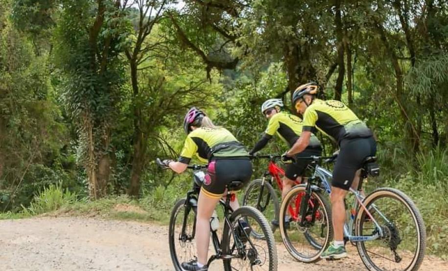 foto dos ciclistas na ciclorrota caetê no município de Rio Branco do Sul