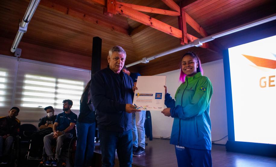 Os bolsistas do programa Geração Olímpica e Paralímpica receberam o kit de identificação visual.