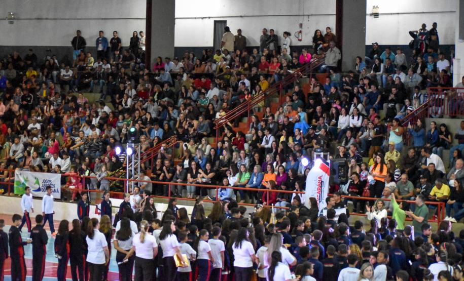 Cerca de 3 mil pessoas lotaram o Ginásio de Esportes Lagoão, em Apucarana, para acompanhar a cerimônia de abertura dos 64º Jogos Abertos do Paraná. A cerimônia de abertura contou com atrações especiais, homenagens aos atletas de alto rendimento e também aos pequenos atletas da rede municipal de educação.