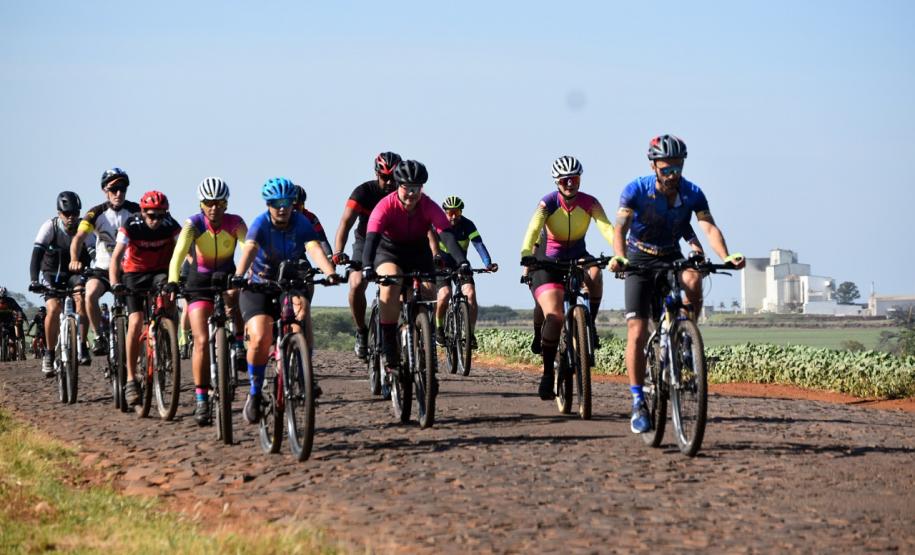 foto mostra ciclistas na ciclorrota de mandaguari