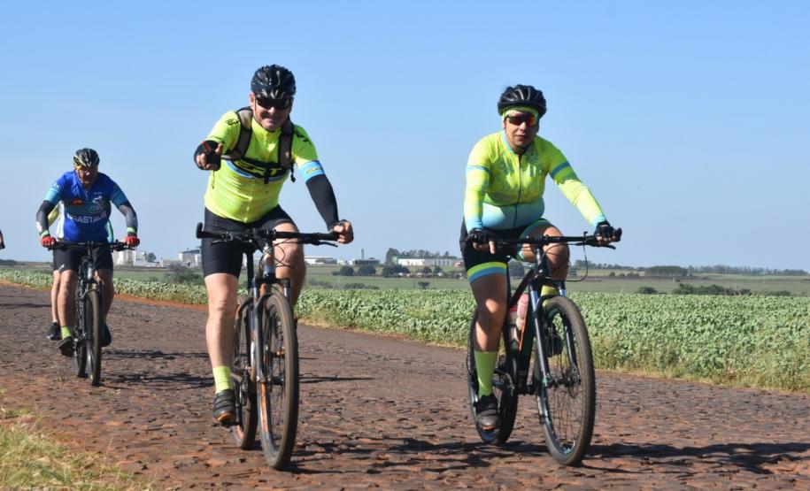 foto mostra ciclistas na ciclorrota de mandaguari