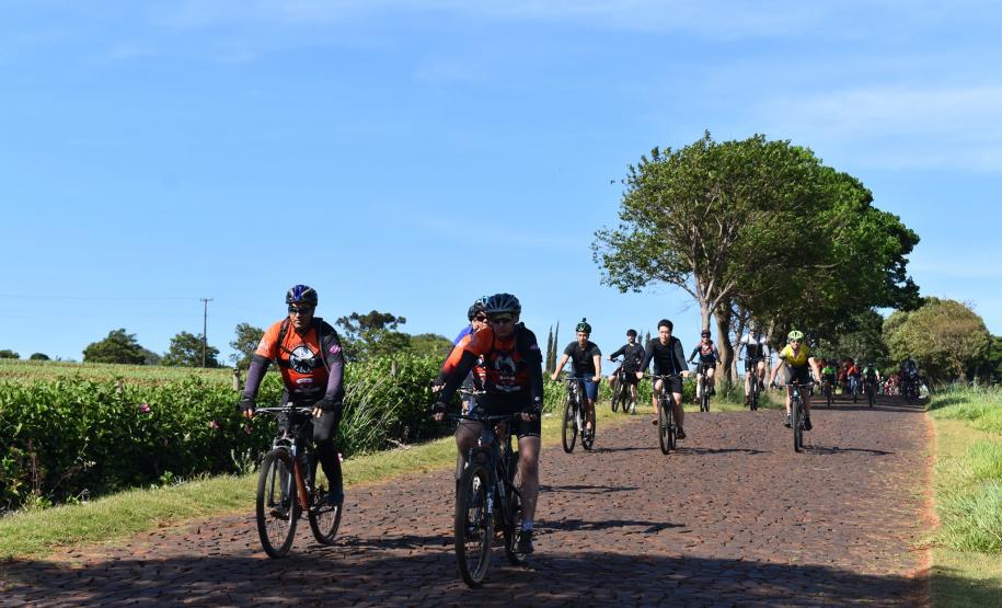 ciclistas pedalando na Rota Marialva I