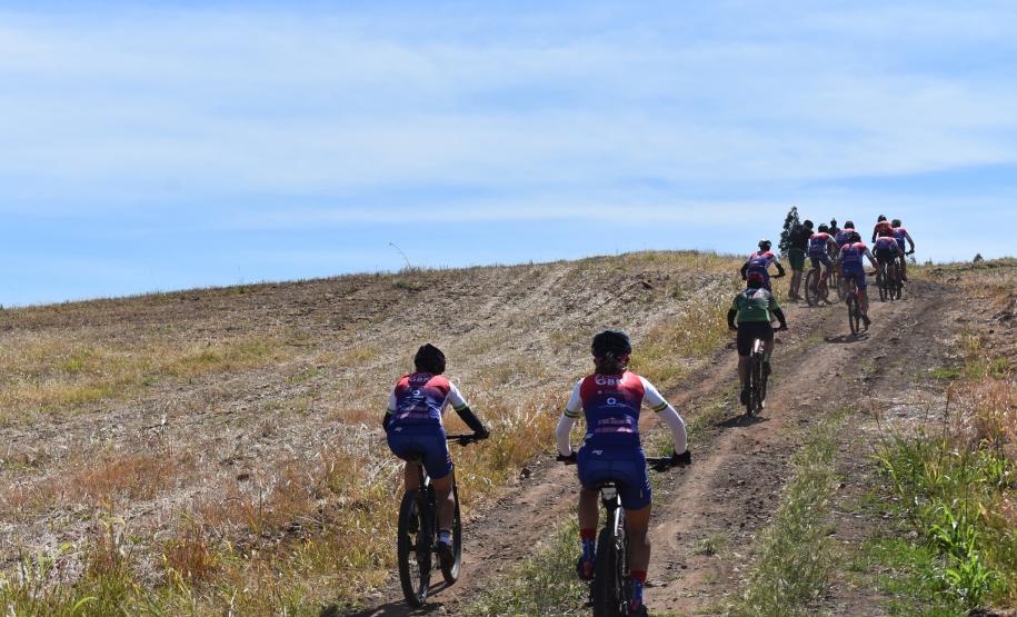 ciclistas pedalando na Rota Marialva I
