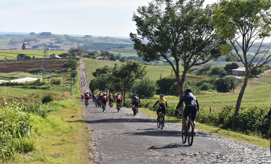 ciclistas pedalando na Rota Marialva I