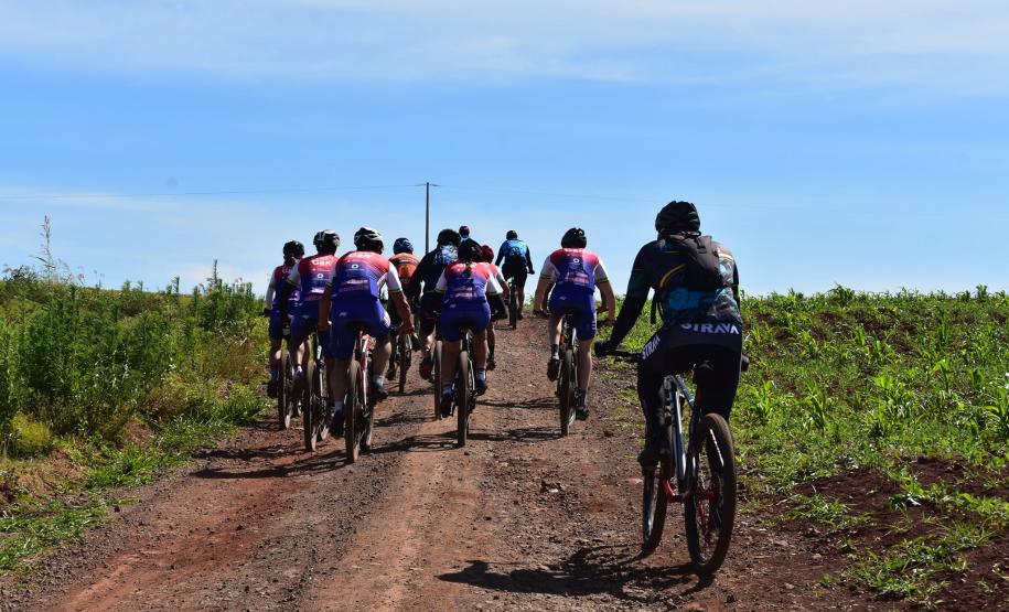 ciclistas pedalando na Rota Marialva I