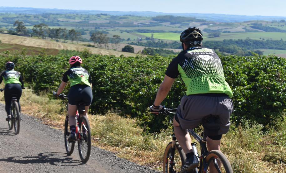 ciclistas pedalando na Rota Marialva I