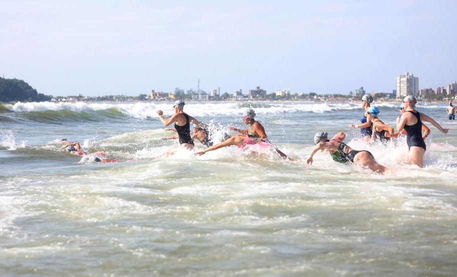 Após um hiato de 12 anos, travessia de Guaratuba teve participação de crianças e PCDs