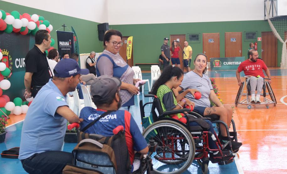 Centro esportivo reestruturado em Curitiba Localizado na Vila Oficinas