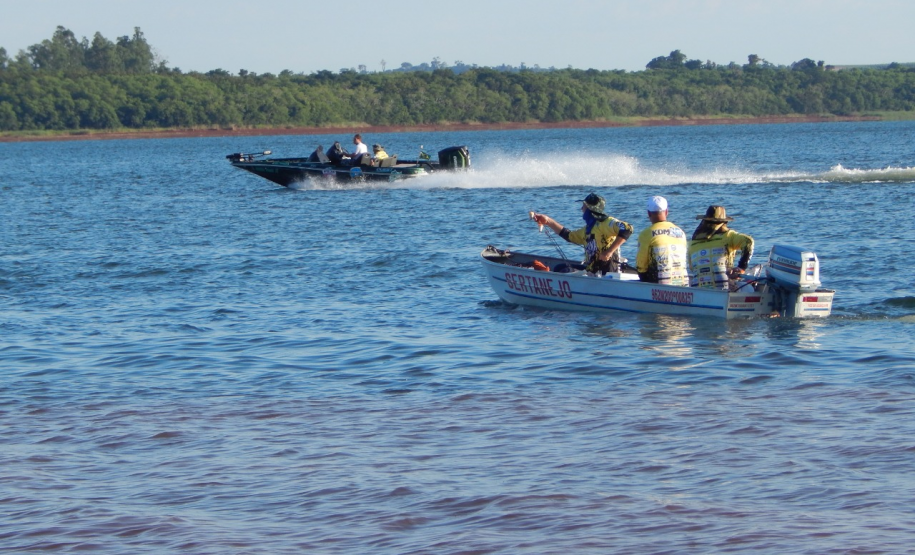 Fim de semana no litoral é marcado por torneios de beach tennis e pesca