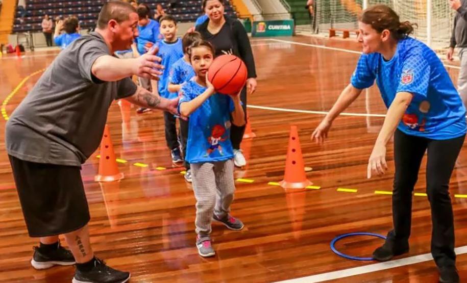 Secretaria do Esporte promove aulas gratuitas para crianças e jovens no Ginásio do Tarumã