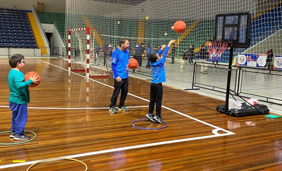 Secretaria do Esporte promove aulas gratuitas para crianças e jovens no Ginásio do Tarumã