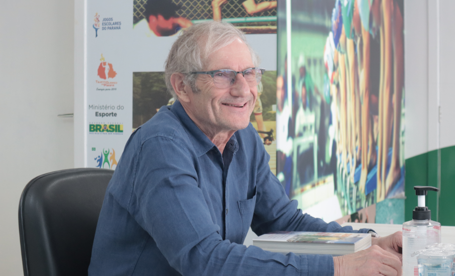 Joel Kriger distribui seu livro, "Suba, Nade, Corra, Pedale", e transforma o retorno em cestas básicas para pessoas necessitadas