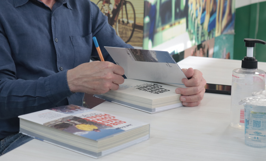 Joel Kriger distribui seu livro, "Suba, Nade, Corra, Pedale", e transforma o retorno em cestas básicas para pessoas necessitadas