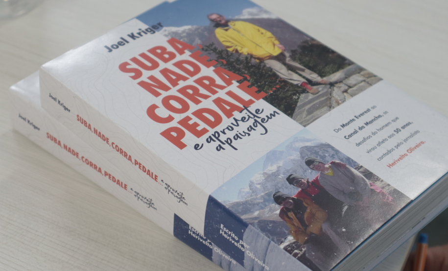 Joel Kriger distribui seu livro, "Suba, Nade, Corra, Pedale", e transforma o retorno em cestas básicas para pessoas necessitadas