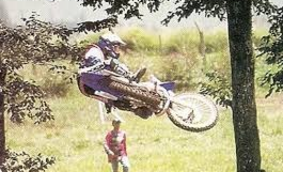 O apelido “Japonês Voador” surgiu em 1987, em narração do locutor Zezito, em função de um salto 360º, no qual os braços e pernas de Saçaki ficaram soltos no ar.