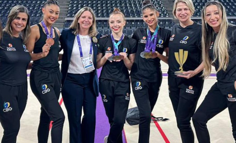 Na foto da esquerda para a direita  Marcia Naves treinadora da Babi Domingos  Babi Domingos - ginasta de Curitiba Marcia Aversani - Presidente da Federação de Ginastica do Paraná e faz parte do comitê técnico da Federação Internacional de Ginastica  Giovana Silva - ginasta de Toledo  Nicole Pircio - ginasta de Londrina  Camila Ferezin - treinadora do conjunto da seleção (é de Londrina)  Bruna Rosa - professora de Ballet da seleção (é de Londrina)