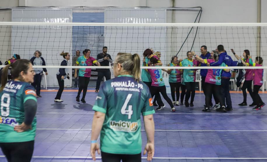 A convite do Secretário de Esporte, Helio Wirbiski, a primeira dama, Luciana Saito Massa, participou da abertura dos Jogos da Integração da Idoso.