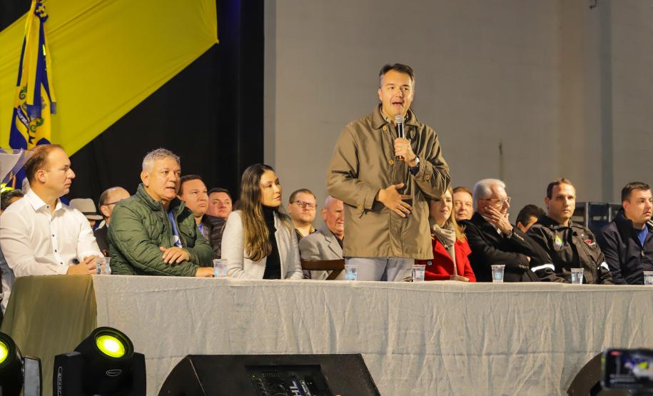 A convite do Secretário de Esporte, Helio Wirbiski, a primeira dama, Luciana Saito Massa, participou da abertura dos Jogos da Integração da Idoso.