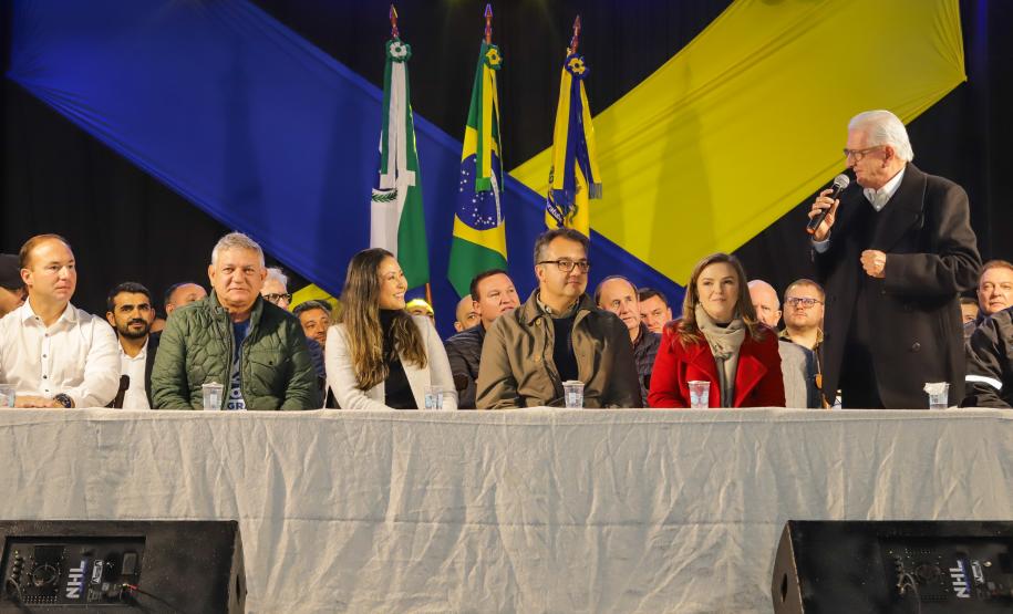 A convite do Secretário de Esporte, Helio Wirbiski, a primeira dama, Luciana Saito Massa, participou da abertura dos Jogos da Integração da Idoso.