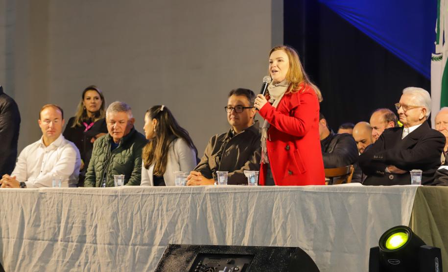 A convite do Secretário de Esporte, Helio Wirbiski, a primeira dama, Luciana Saito Massa, participou da abertura dos Jogos da Integração da Idoso.