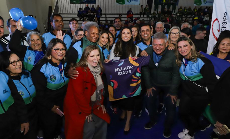 A convite do Secretário de Esporte, Helio Wirbiski, a primeira dama, Luciana Saito Massa, participou da abertura dos Jogos da Integração da Idoso.