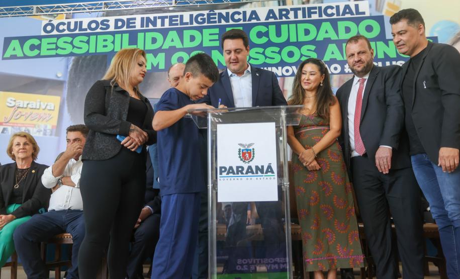 Estado entrega óculos com inteligência artificial para apoiar alunos cegos da rede estadual