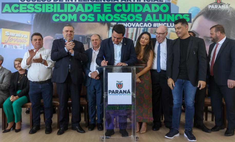 Estado entrega óculos com inteligência artificial para apoiar alunos cegos da rede estadual