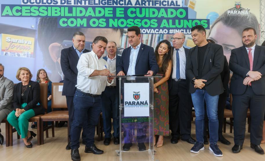 Estado entrega óculos com inteligência artificial para apoiar alunos cegos da rede estadual