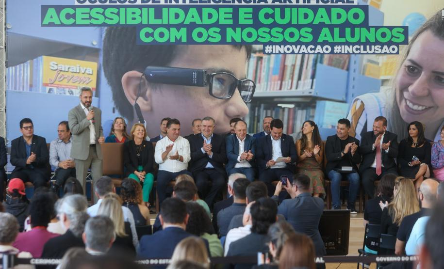 Estado entrega óculos com inteligência artificial para apoiar alunos cegos da rede estadual