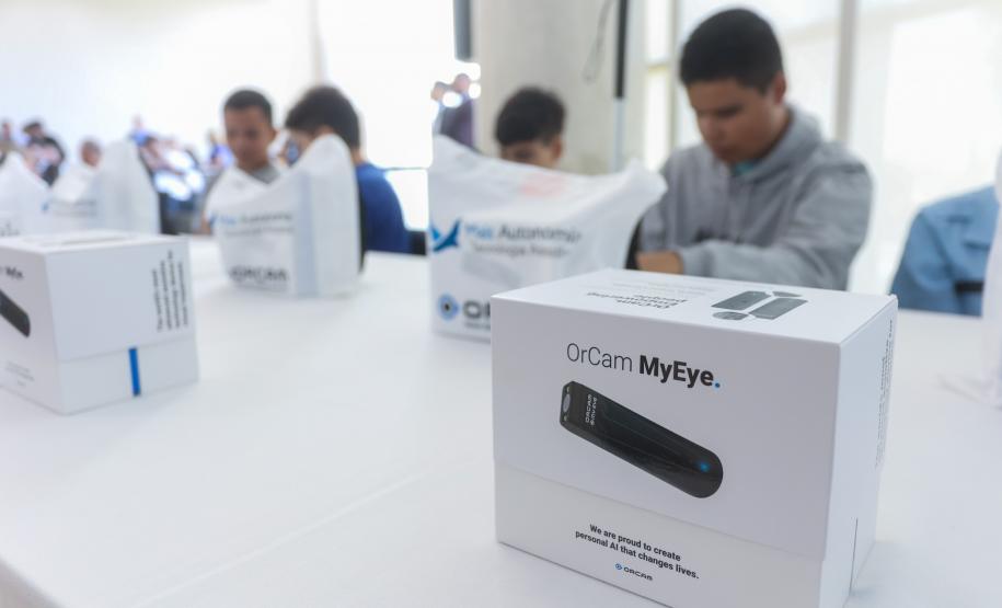 Estado entrega óculos com inteligência artificial para apoiar alunos cegos da rede estadual