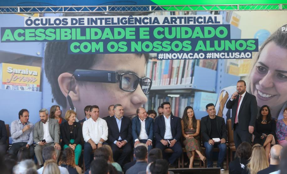 Estado entrega óculos com inteligência artificial para apoiar alunos cegos da rede estadual