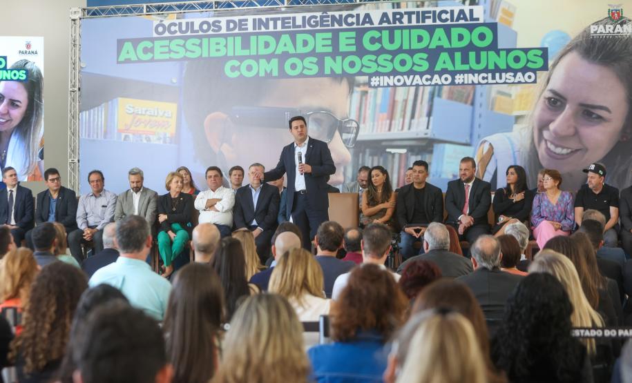 Estado entrega óculos com inteligência artificial para apoiar alunos cegos da rede estadual