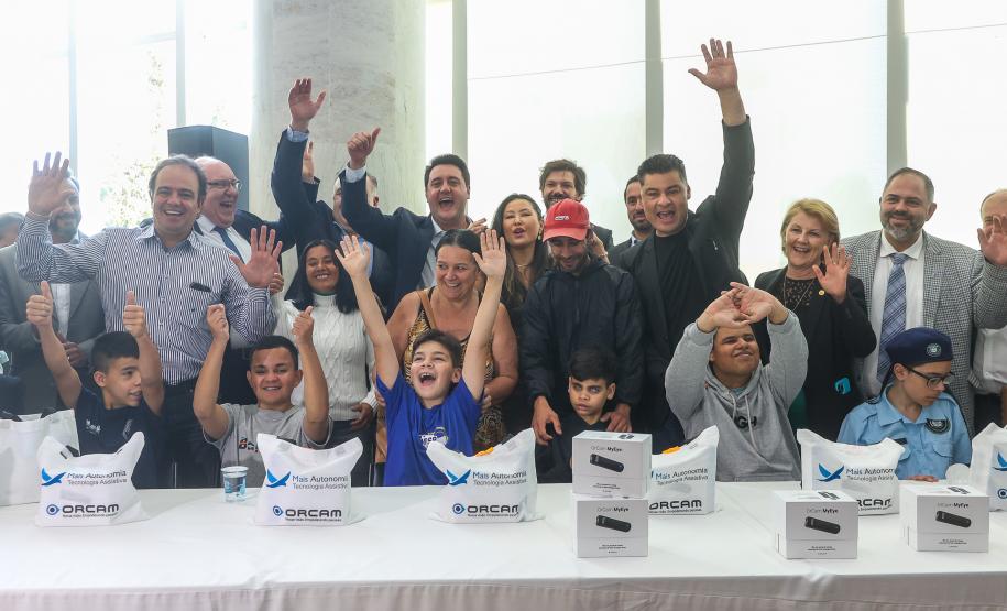 Estado entrega óculos com inteligência artificial para apoiar alunos cegos da rede estadual