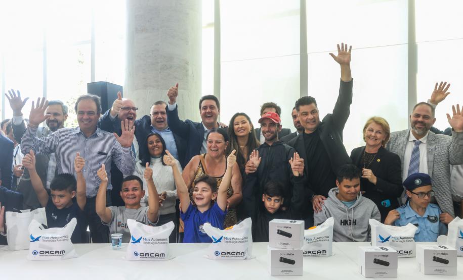 Estado entrega óculos com inteligência artificial para apoiar alunos cegos da rede estadual