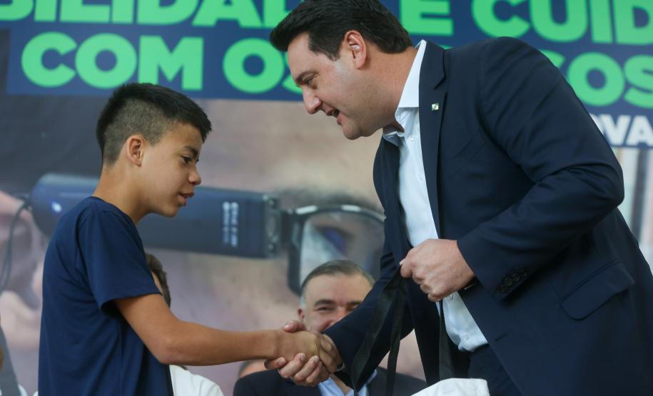 Estado entrega óculos com inteligência artificial para apoiar alunos cegos da rede estadual