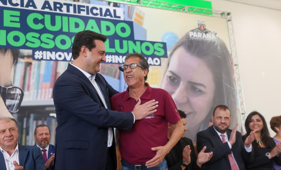 Estado entrega óculos com inteligência artificial para apoiar alunos cegos da rede estadual