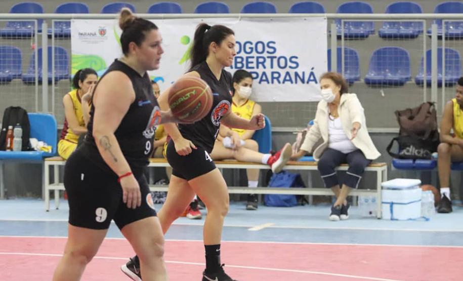 Competição realizada pelo Governo do Estado será em Foz do Iguaçu e reúne atletas entre 35 e 55 anos. Disputas acontecem até domingo (10), em cinco modalidades: basquetebol, voleibol, futsal, handebol e vôlei de praia.