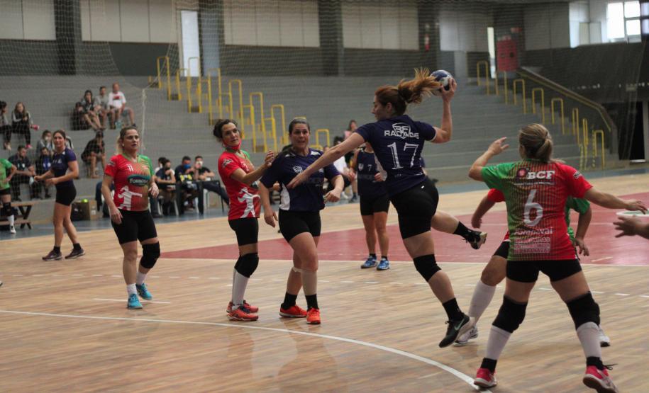 Competição realizada pelo Governo do Estado será em Foz do Iguaçu e reúne atletas entre 35 e 55 anos. Disputas acontecem até domingo (10), em cinco modalidades: basquetebol, voleibol, futsal, handebol e vôlei de praia.