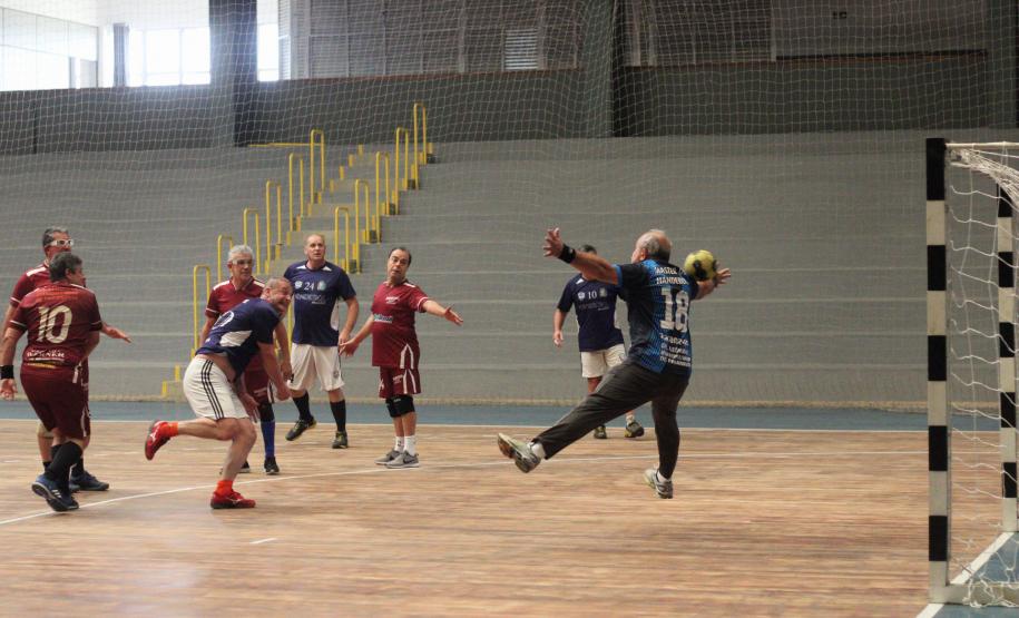 Competição realizada pelo Governo do Estado será em Foz do Iguaçu e reúne atletas entre 35 e 55 anos. Disputas acontecem até domingo (10), em cinco modalidades: basquetebol, voleibol, futsal, handebol e vôlei de praia.