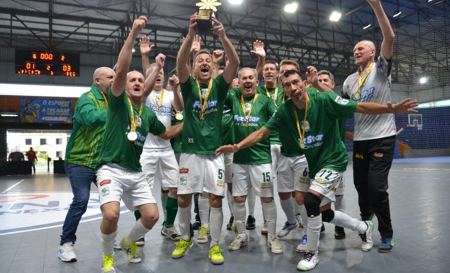 Competição realizada pelo Governo do Estado será em Foz do Iguaçu e reúne atletas entre 35 e 55 anos. Disputas acontecem até domingo (10), em cinco modalidades: basquetebol, voleibol, futsal, handebol e vôlei de praia.