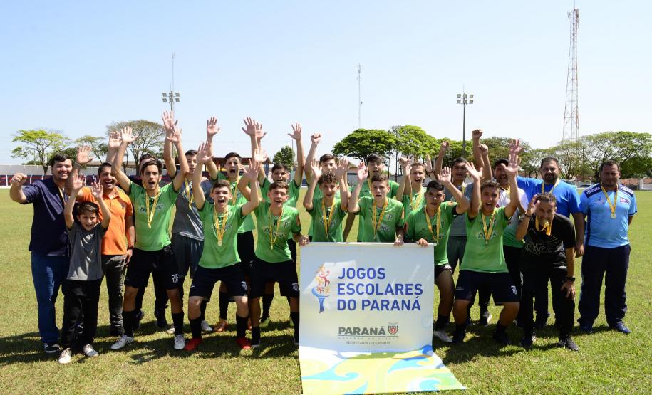 As disputas do torneio de futebol de campo escolar ocorrem em duas categorias: de 12 a 14 anos, 68 equipes, e de 15 a 17 anos, com 67 equipes, ambas no masculino e feminino. Os times que se classificarem nessa etapa avançam para a Fase Final, que será disputada em Dois Vizinhos entre 10 e 15 de outubro.
