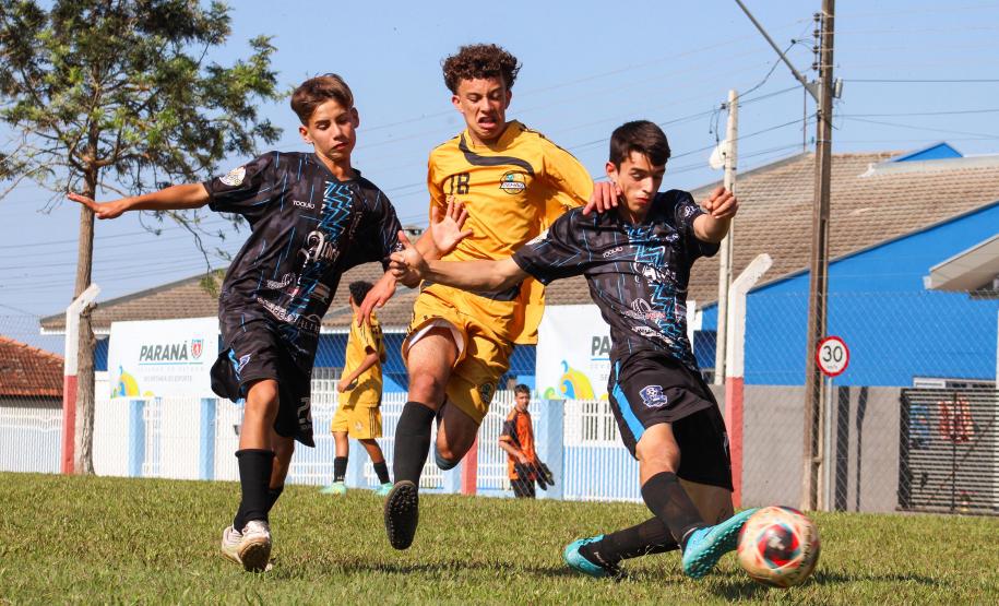As disputas do torneio de futebol de campo escolar ocorrem em duas categorias: de 12 a 14 anos, 68 equipes, e de 15 a 17 anos, com 67 equipes, ambas no masculino e feminino. Os times que se classificarem nessa etapa avançam para a Fase Final, que será disputada em Dois Vizinhos entre 10 e 15 de outubro.