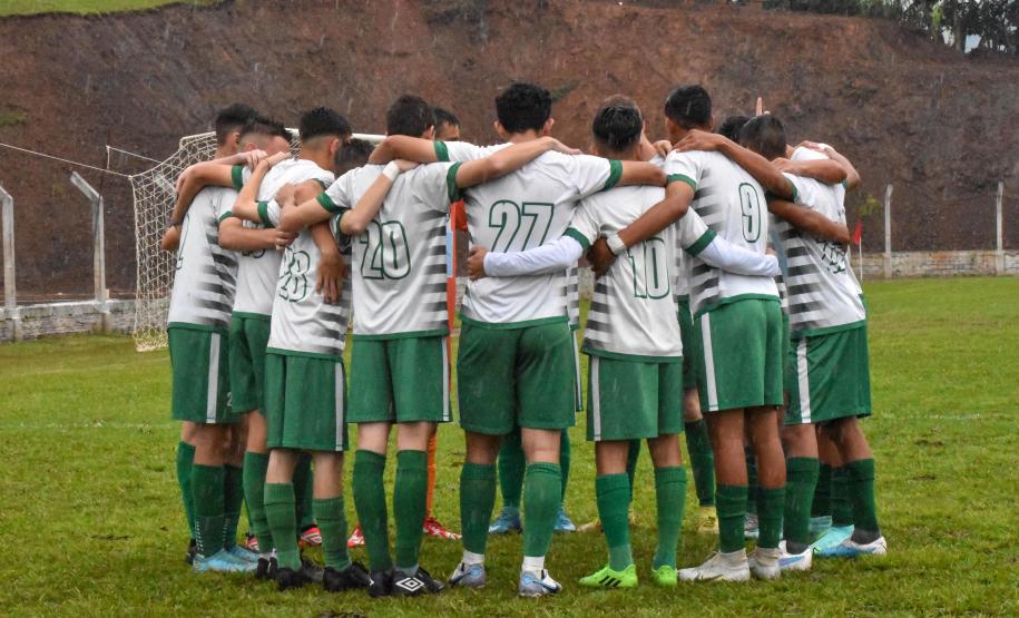 As disputas do torneio de futebol de campo escolar ocorrem em duas categorias: de 12 a 14 anos, 68 equipes, e de 15 a 17 anos, com 67 equipes, ambas no masculino e feminino. Os times que se classificarem nessa etapa avançam para a Fase Final, que será disputada em Dois Vizinhos entre 10 e 15 de outubro.