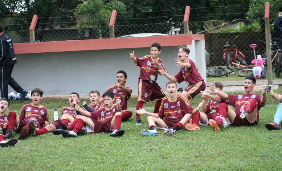 As disputas do torneio de futebol de campo escolar ocorrem em duas categorias: de 12 a 14 anos, 68 equipes, e de 15 a 17 anos, com 67 equipes, ambas no masculino e feminino. Os times que se classificarem nessa etapa avançam para a Fase Final, que será disputada em Dois Vizinhos entre 10 e 15 de outubro.