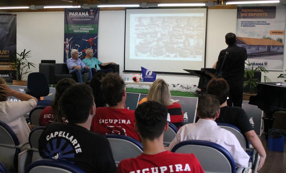 A iniciativa reuniu mais de 250 convidados, entre familiares, jogadores e fãs, para homenagear a brilhante trajetória do atleta nos gramados. Acervo do jogador está no Centro de Memória do Esporte Paranaense.
