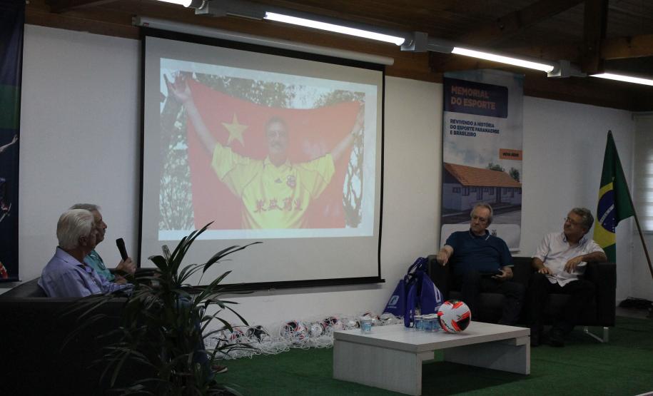 A iniciativa reuniu mais de 250 convidados, entre familiares, jogadores e fãs, para homenagear a brilhante trajetória do atleta nos gramados. Acervo do jogador está no Centro de Memória do Esporte Paranaense.
