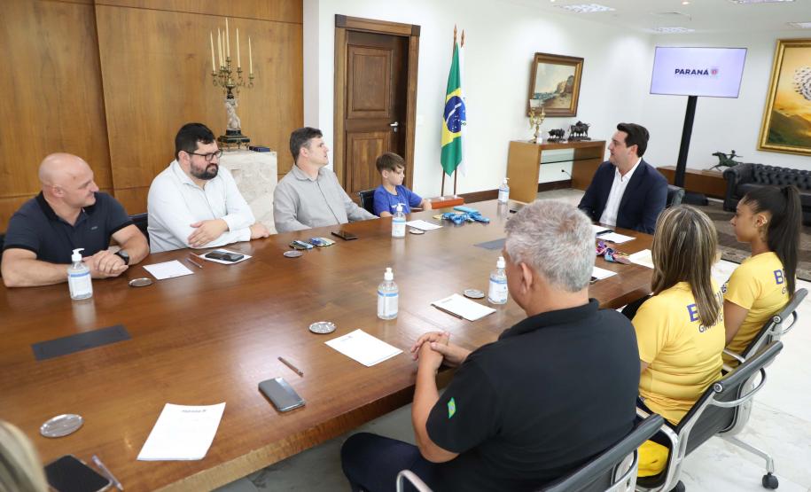 O governador Carlos Massa Ratinho Junior recebeu nesta segunda-feira (25) no Palácio Iguaçu dois atletas paranaenses que têm se destacado internacionalmente nas suas modalidades: a ginasta Bárbara Domingos, que se classificou para disputar as Olimpíadas de Paris de 2024, e o lutador de karatê Igor Samuel Schlosser, campeão mundial na categoria até 11 anos.