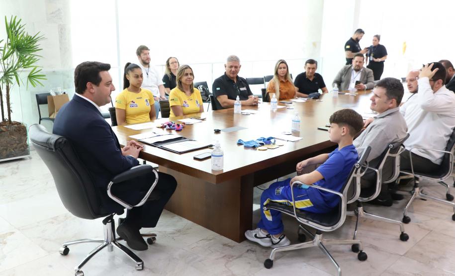 O governador Carlos Massa Ratinho Junior recebeu nesta segunda-feira (25) no Palácio Iguaçu dois atletas paranaenses que têm se destacado internacionalmente nas suas modalidades: a ginasta Bárbara Domingos, que se classificou para disputar as Olimpíadas de Paris de 2024, e o lutador de karatê Igor Samuel Schlosser, campeão mundial na categoria até 11 anos.